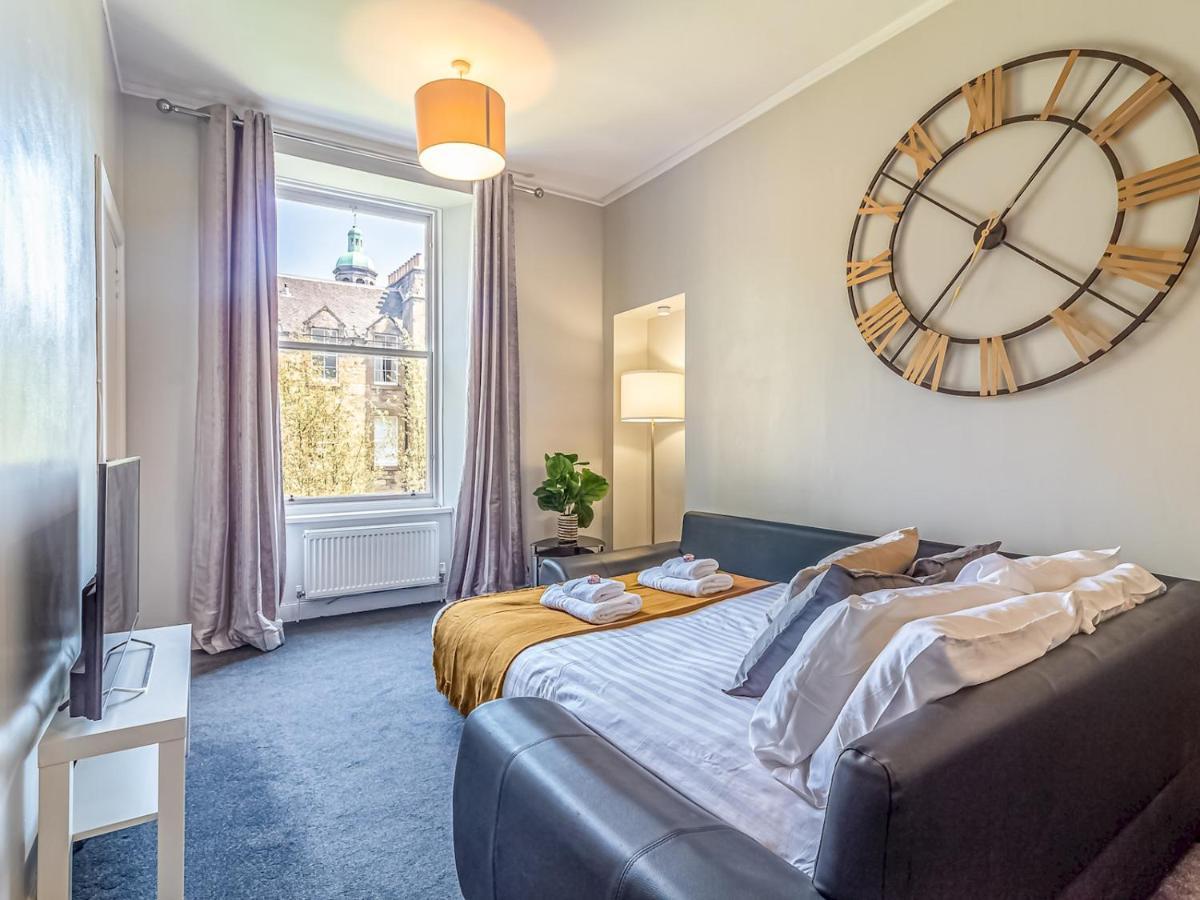 Pass The Keys Spacious And Homely Flat On The Royal Mile EDI