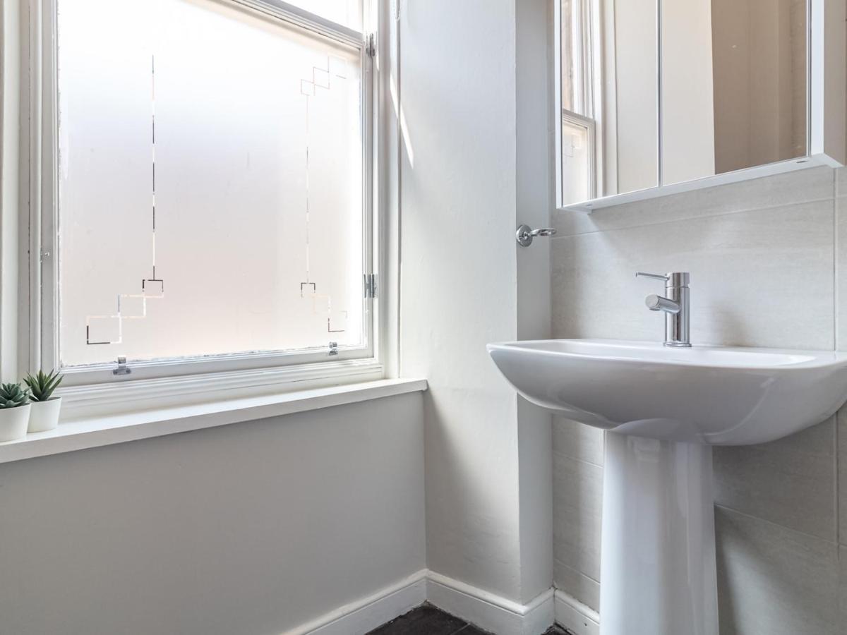 Pass The Keys Spacious And Homely Flat On The Royal Mile * EDI